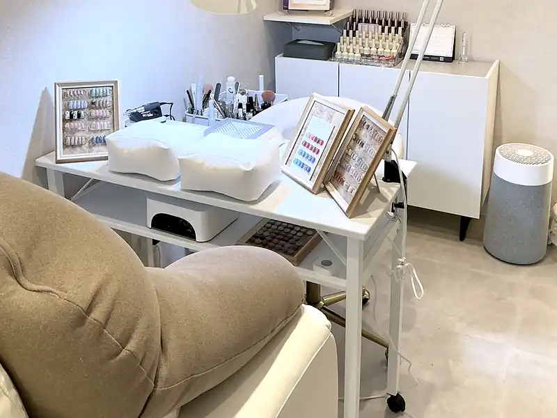 ネイルの個室。実物のチップ見本が並ぶ施術テーブル
