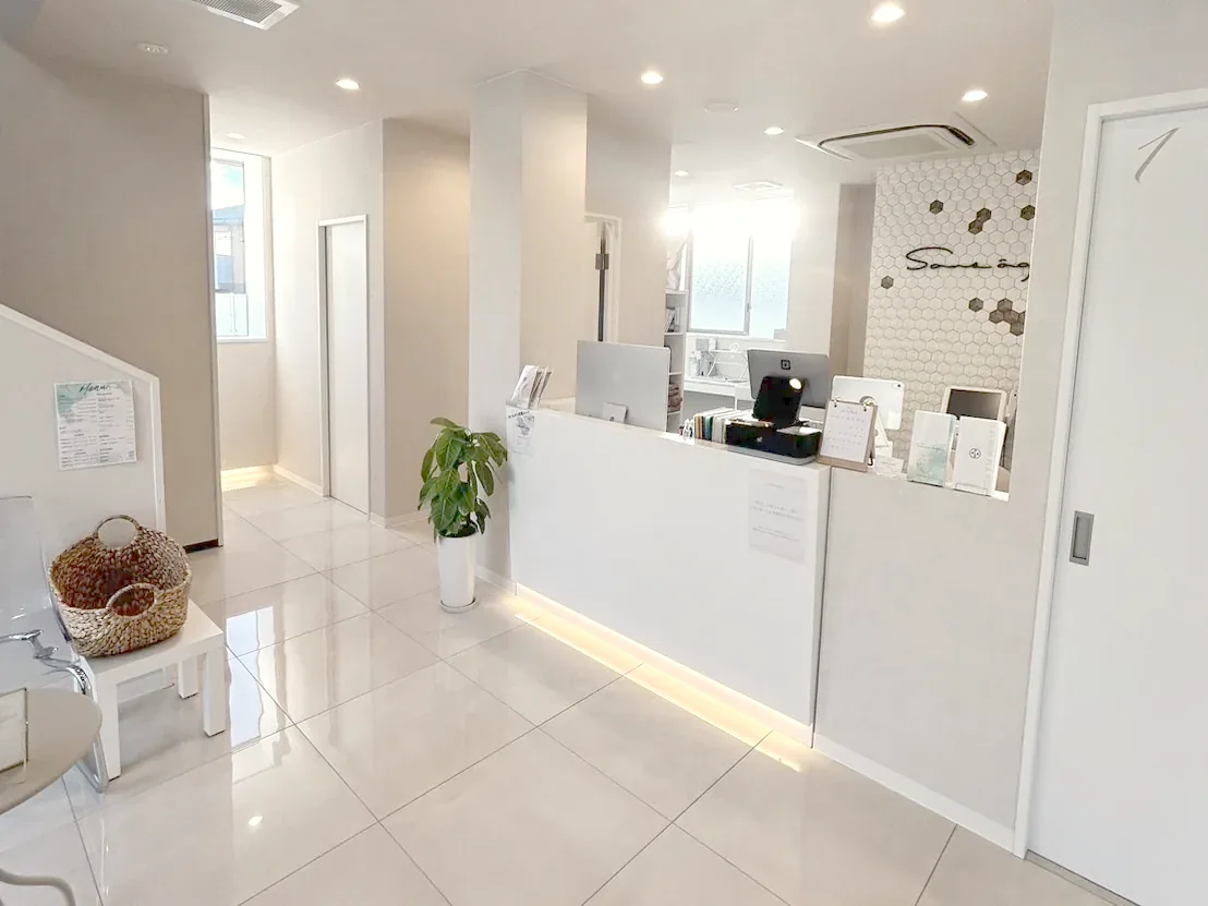 受付。右手前の扉がエステのお部屋です